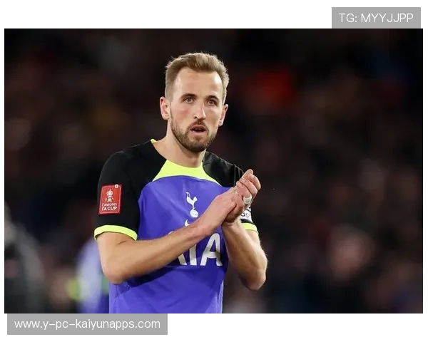 凯恩后腰位置突然前插接球，热刺阵型变化引发对手混乱